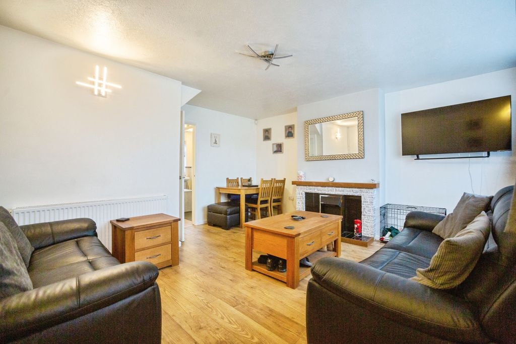 Property photo 3 of 17 Lounge