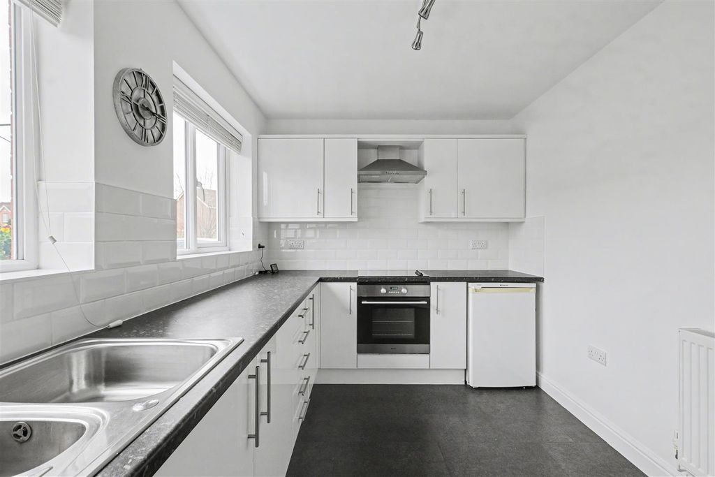 Property photo 3 of 16 Kitchen Diner