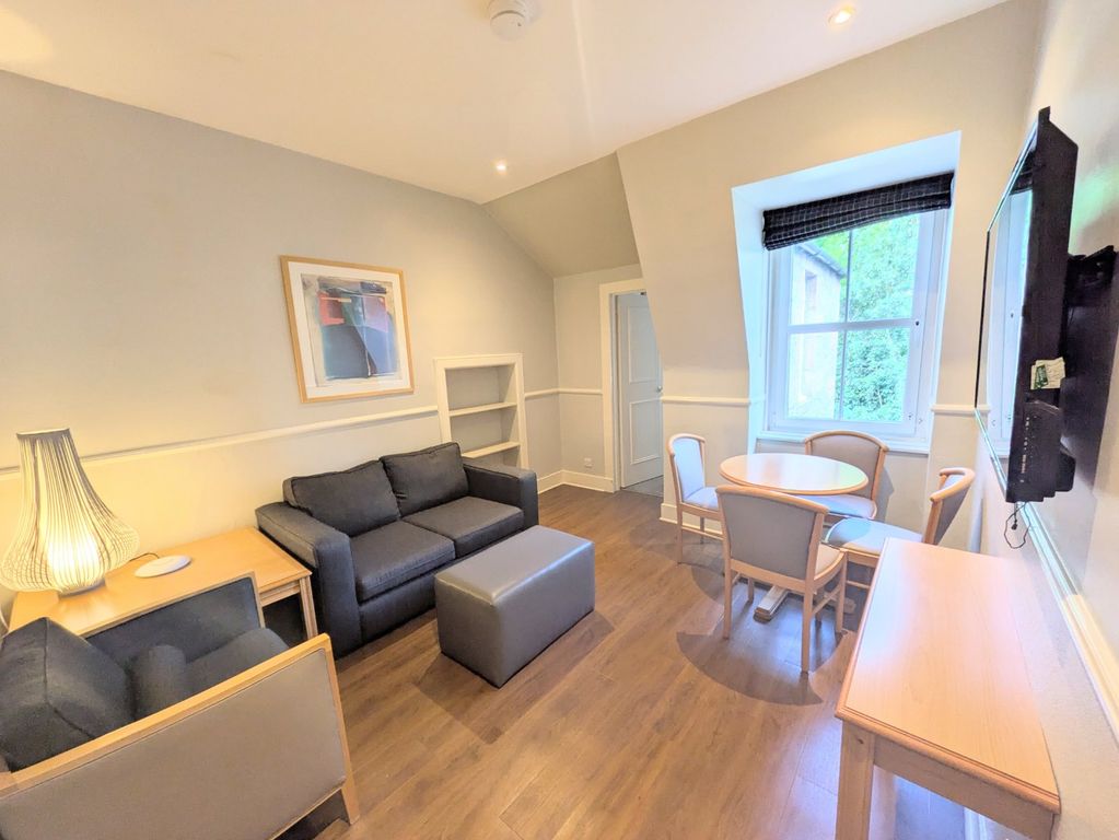 Property photo 3 of 10 Lounge