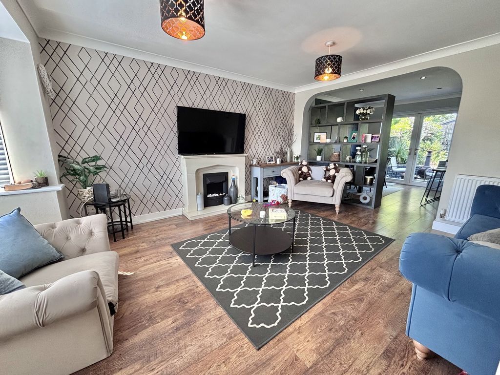 Property photo 3 of 12 Lounge