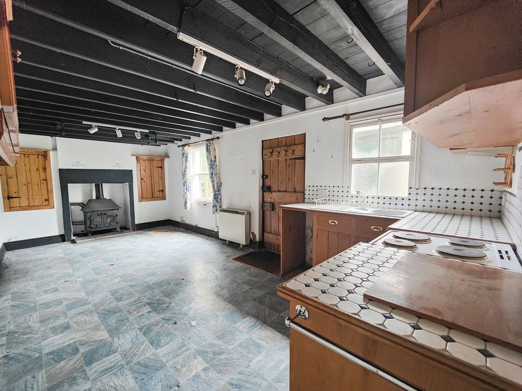 Property photo 2 of 22 Dining Kitchen