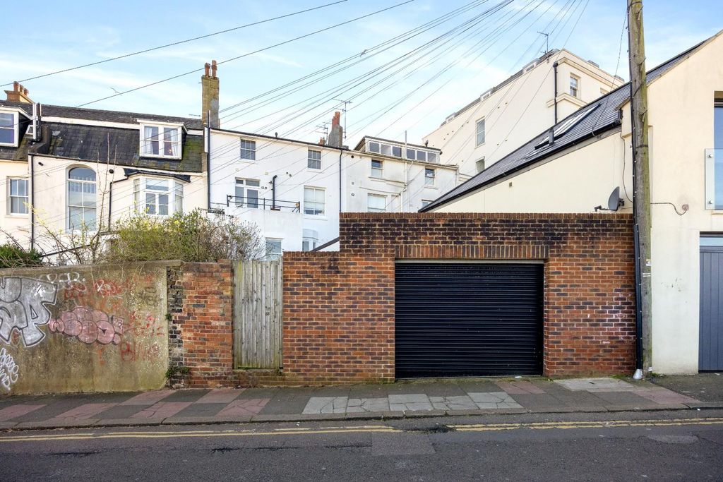 Property photo 3 of 20 Buckingham Place (9).Jpg