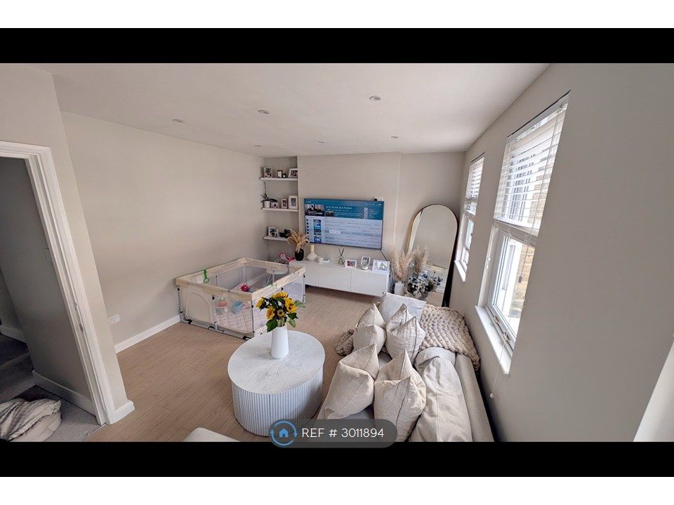 Property photo 3 of 11 Spacious Living Room