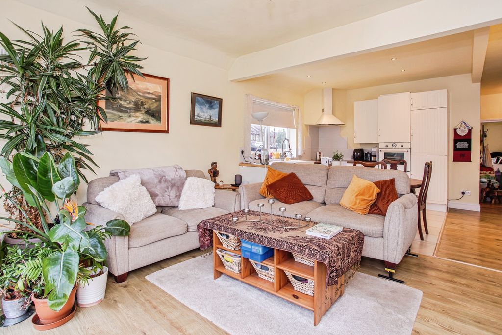 Property photo 3 of 19 Lounge