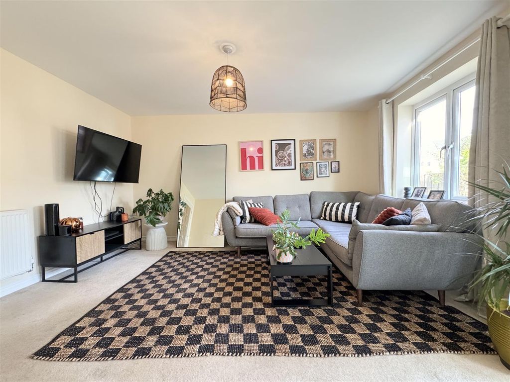 Property photo 2 of 24 Lounge