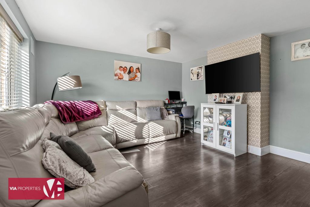 Property photo 3 of 22 96 Winterscroft Road Hoddesdon En11 8Rj