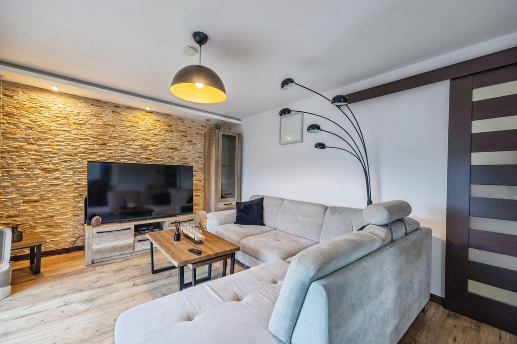 Property photo 3 of 20 Irph1714-Hdr