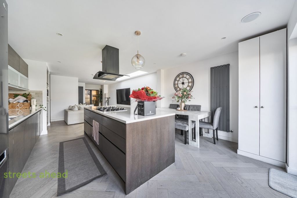 Property photo 2 of 23 44E01897-4072-47B...