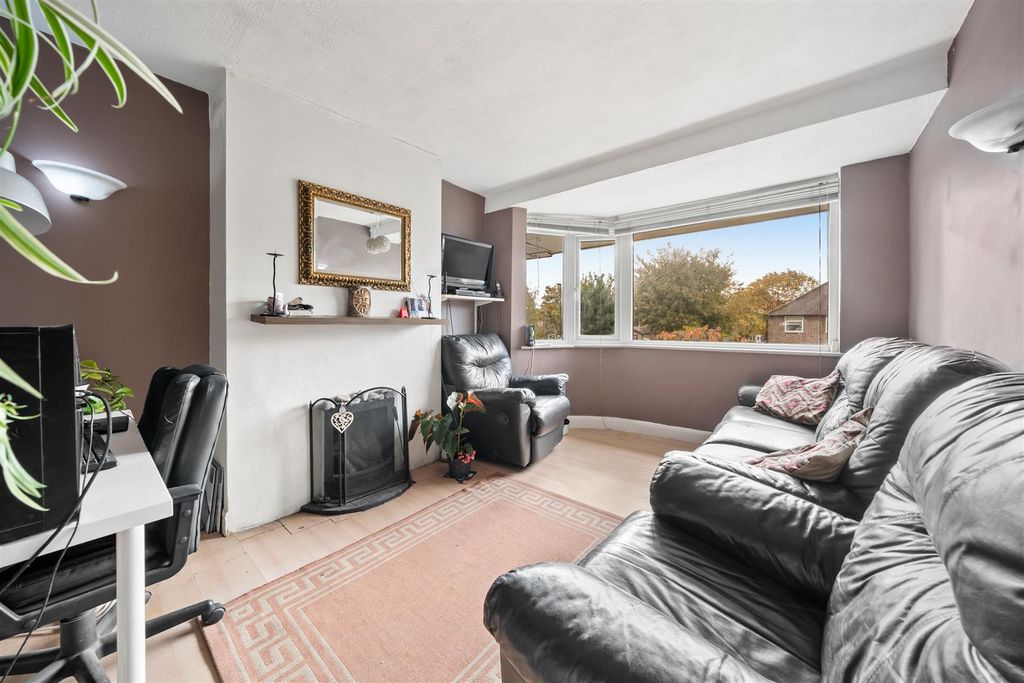 Property photo 2 of 8 8 Windsor Avenue, Colliers Wood, Sw19 2Rr-1.Jpg