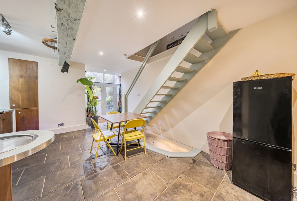 Property photo 2 of 23 1372510-6-6911E8F...