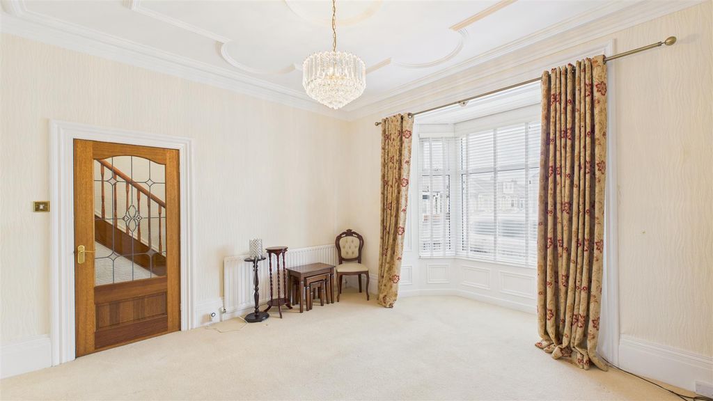 Property photo 3 of 20 Lounge