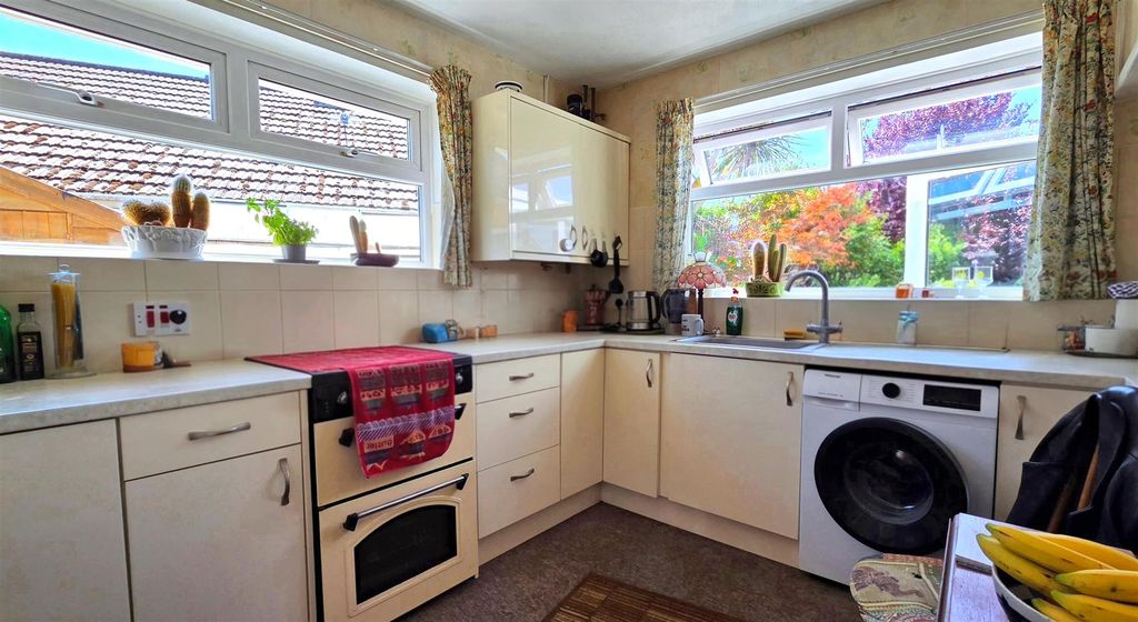 Property photo 3 of 10 Kitchen