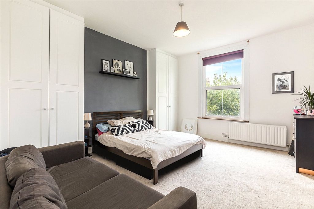 Property photo 2 of 10 Bedroom