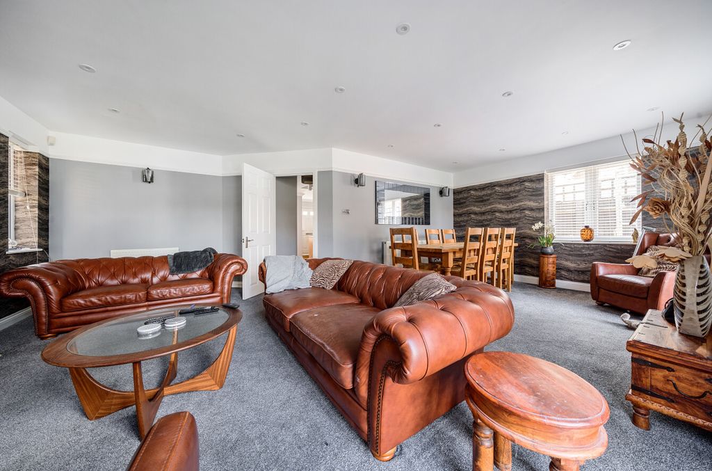 Property photo 2 of 18 1297225-28-682c9E...