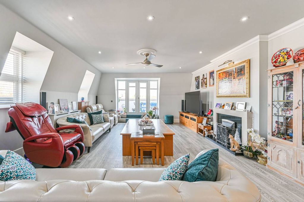 Property photo 2 of 27