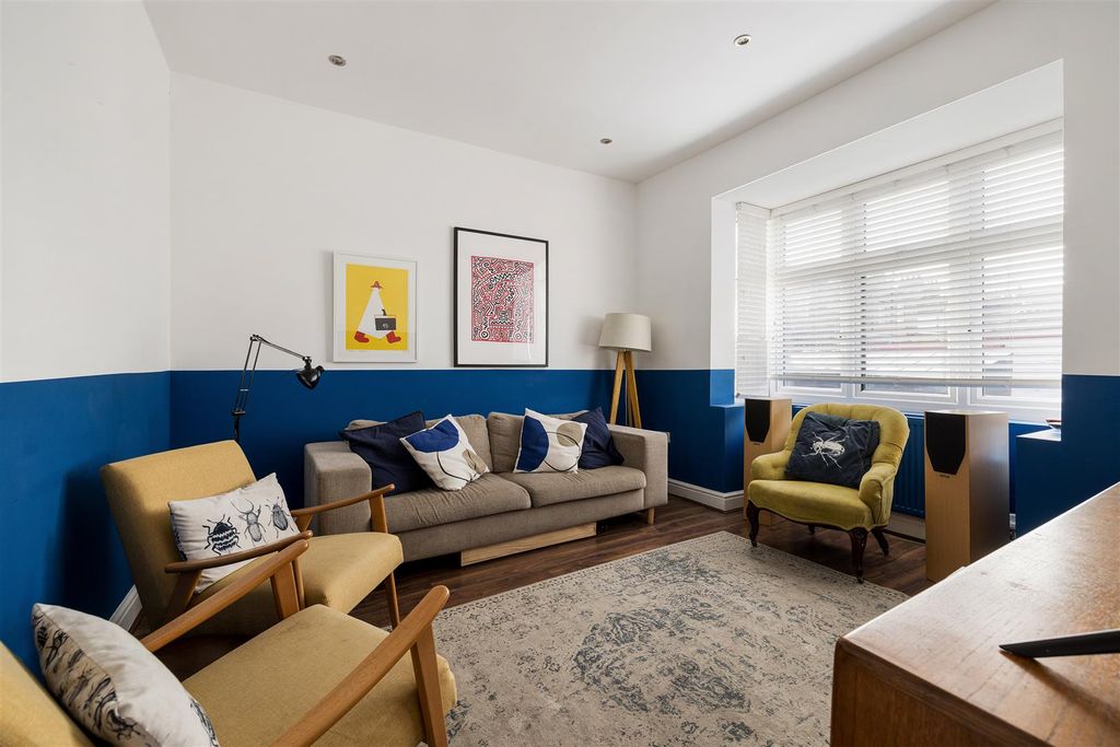 Property photo 2 of 27 Wyndham Road, E6