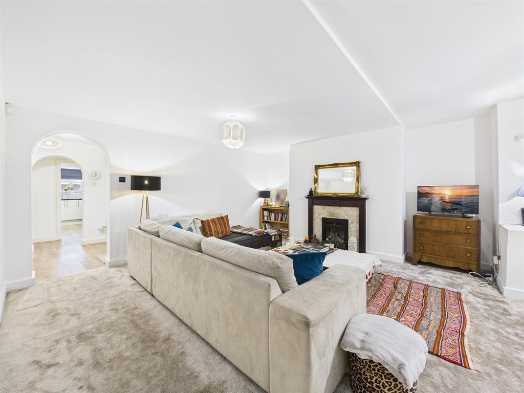 Property photo 2 of 21 Cam01358G0-Pr0208-Still016.Jpg