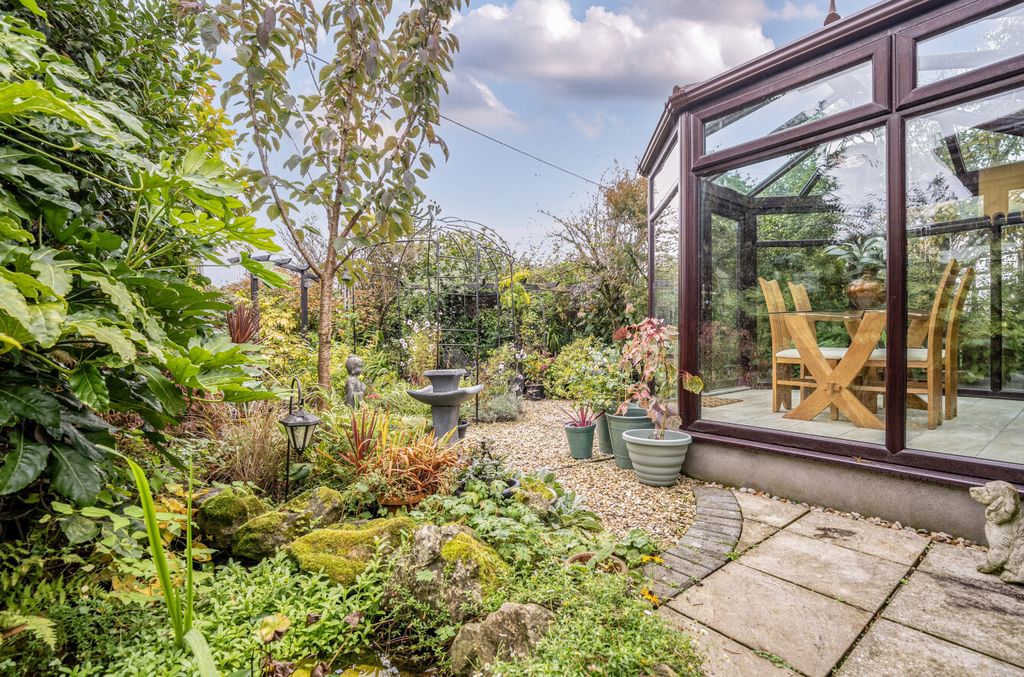 Property photo 2 of 22 1369558-16-68ee59...