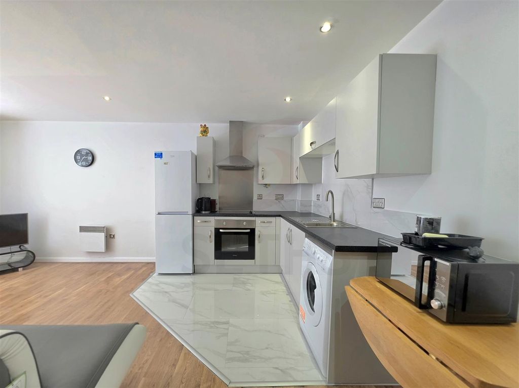 Property photo 3 of 8 Kitchen/Dining Area