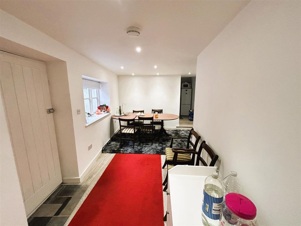 Property photo 1 of 8 Flat 2, 100A High Street Lounge 2.Jpeg
