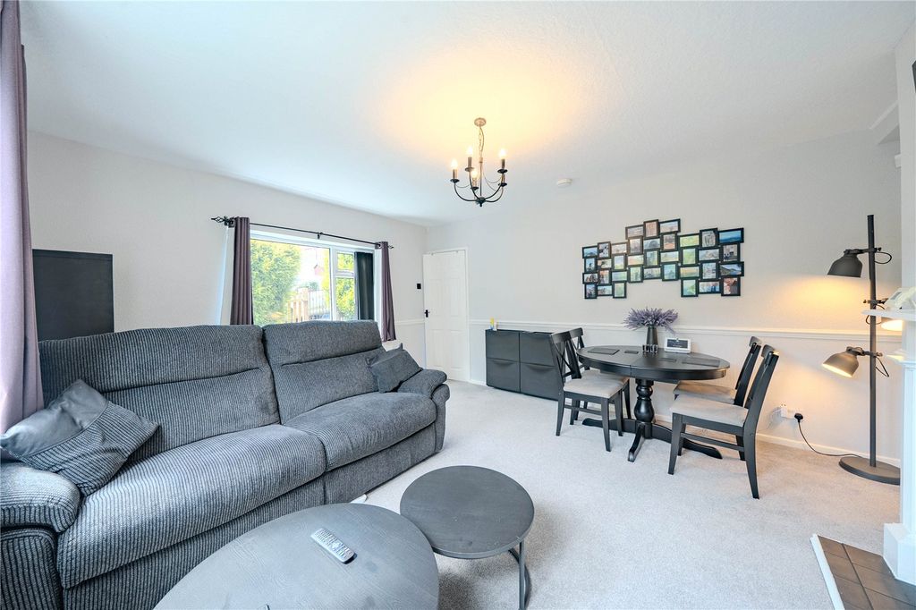 Property photo 3 of 13 Lounge