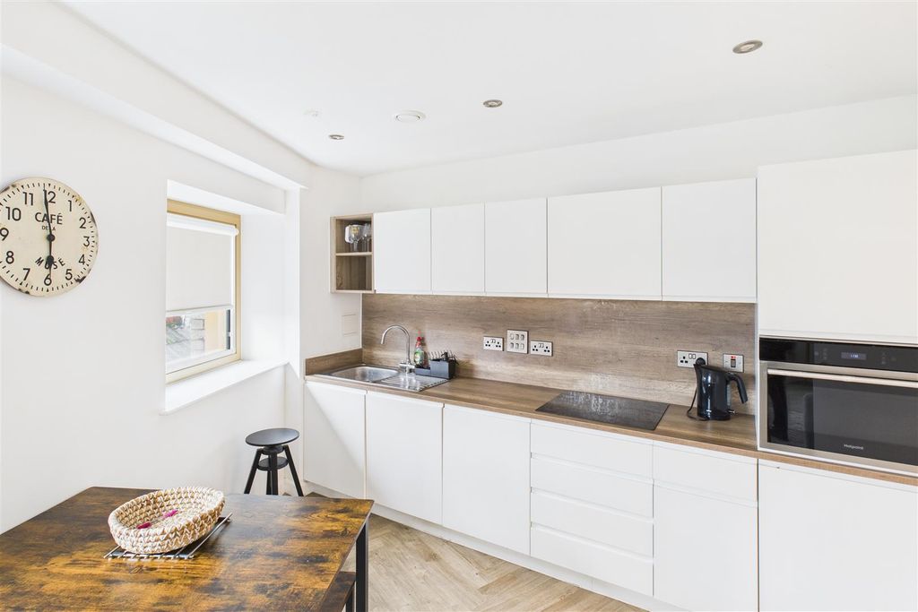 Property photo 1 of 11 Kitchen