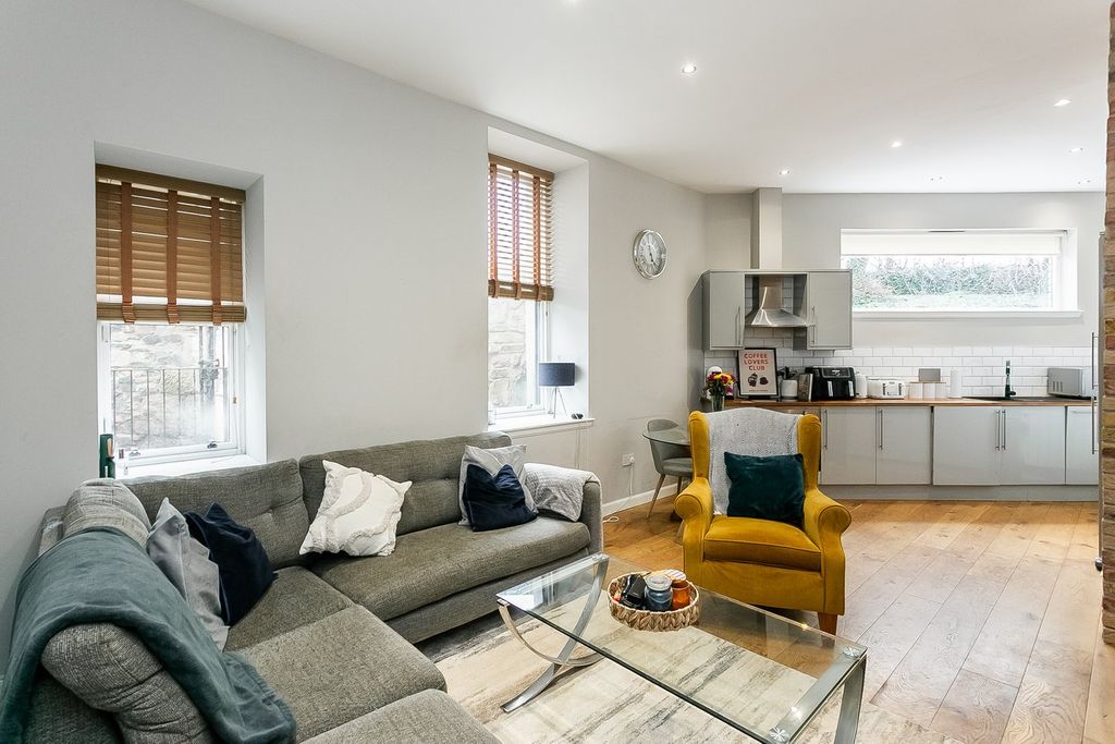 Property photo 2 of 25