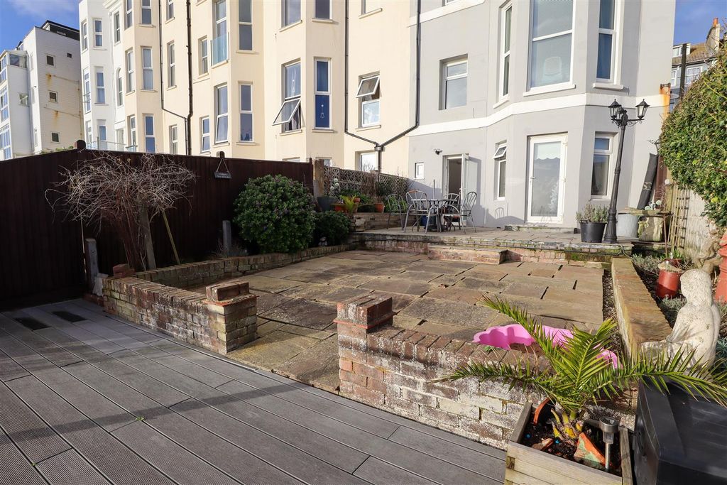 Property photo 3 of 18 Rear Courtyard Garden