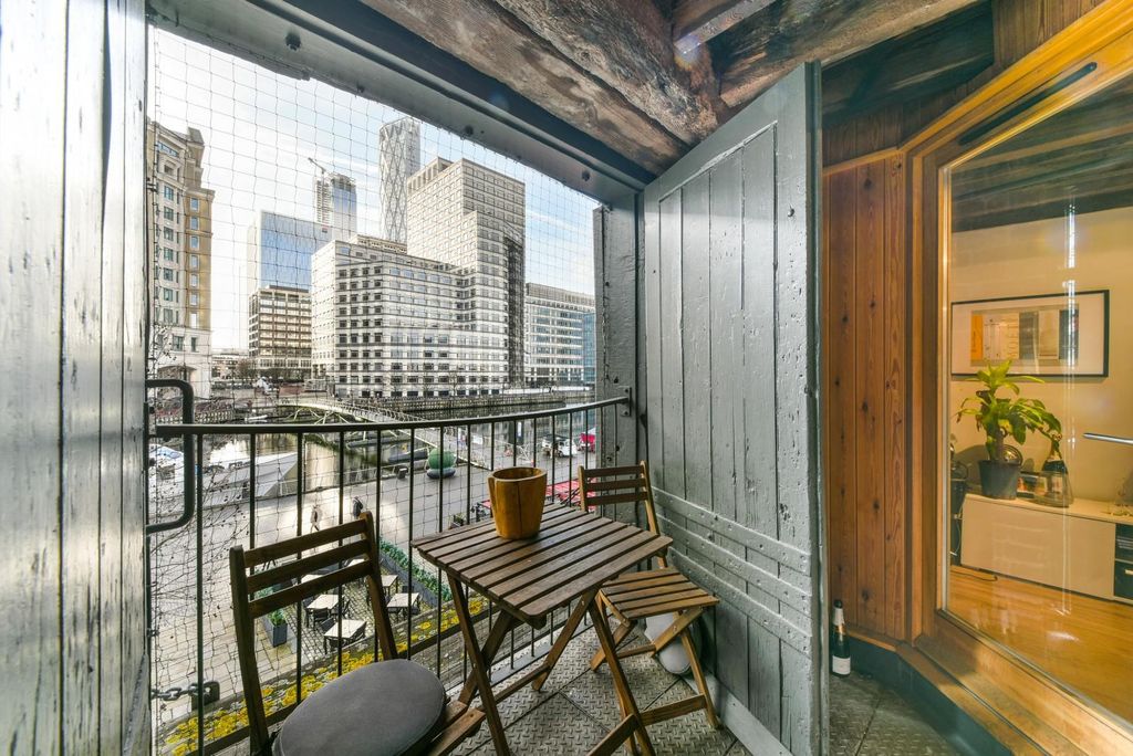 Property photo 3 of 10 Balcony