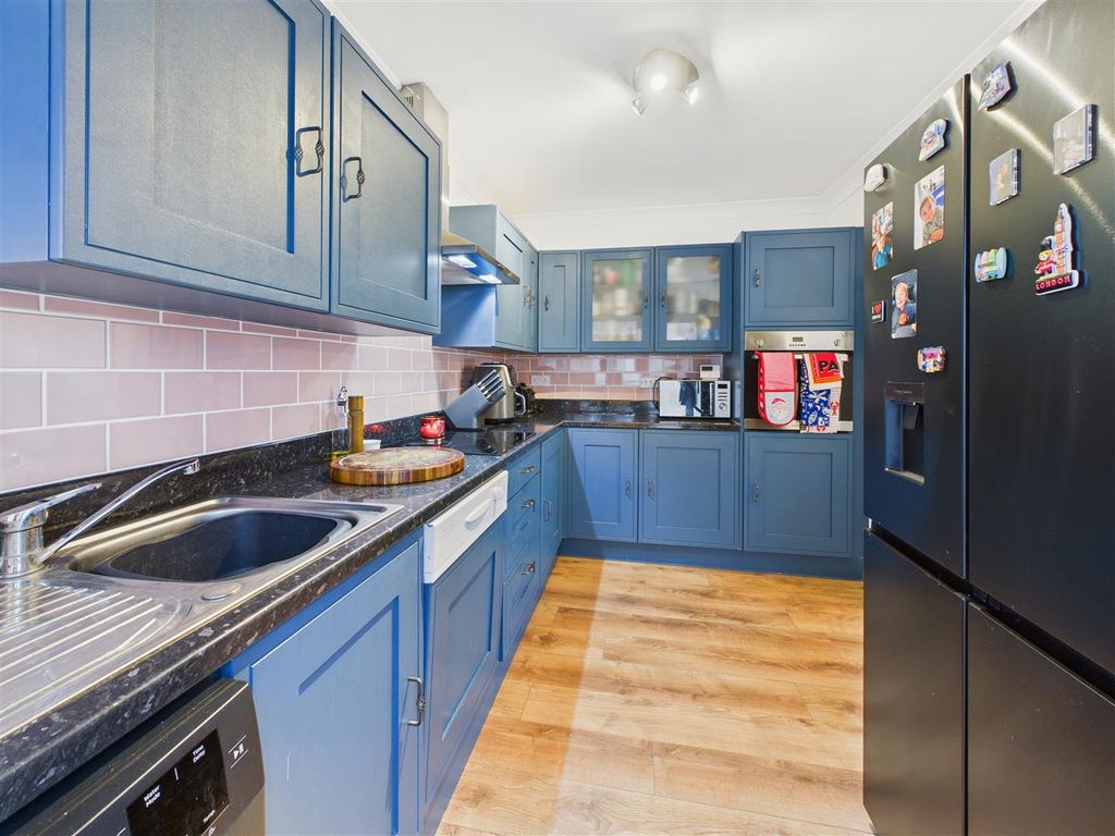 Property photo 3 of 19 Kitchen