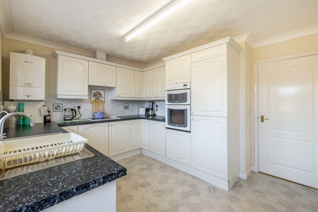 Property photo 3 of 27 3 Sanders Close (Sandilands)-26