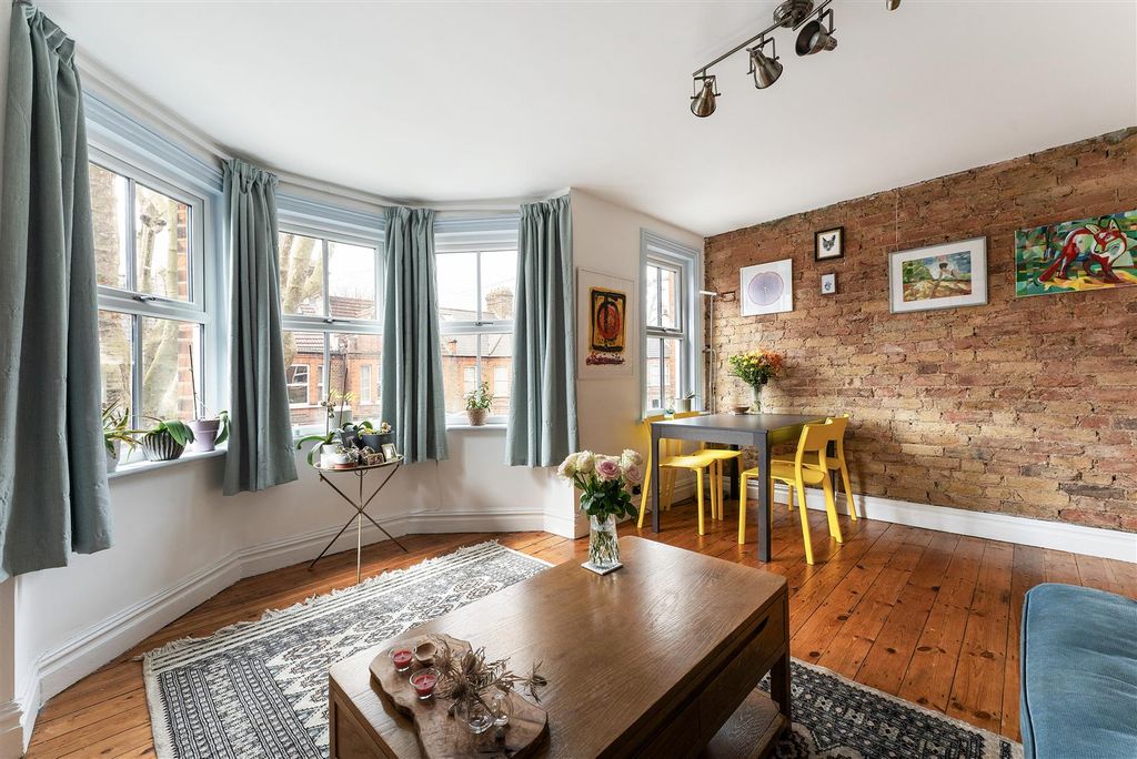 Property photo 2 of 24 Edward Road, E17