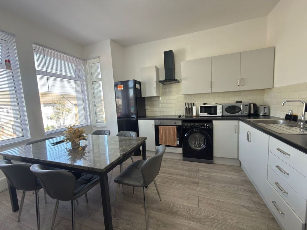 Property photo 1 of 9 Two Bedroom Split Level Flat Ideal For Doctors Or Nurses- Close To Queen Hospital