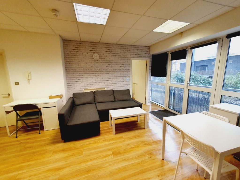 Property photo 1 of 11 Living Room/Kitchen