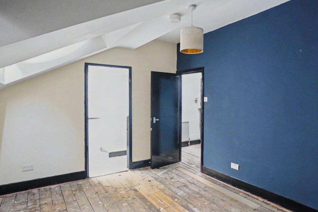 Property photo 3 of 11 Flat E, 141 Holland Road, London W14 8As