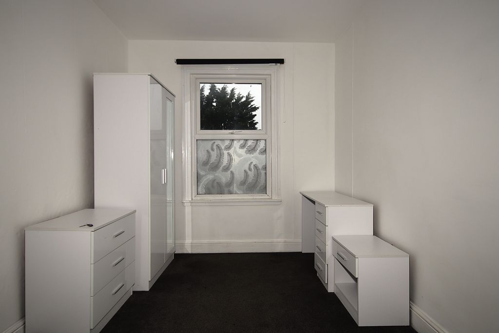 Property photo 3 of 6 Room