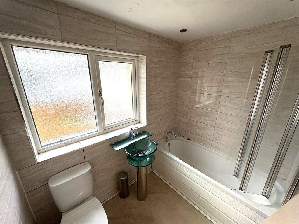 Property photo 2 of 9 Bathroom.Jpg