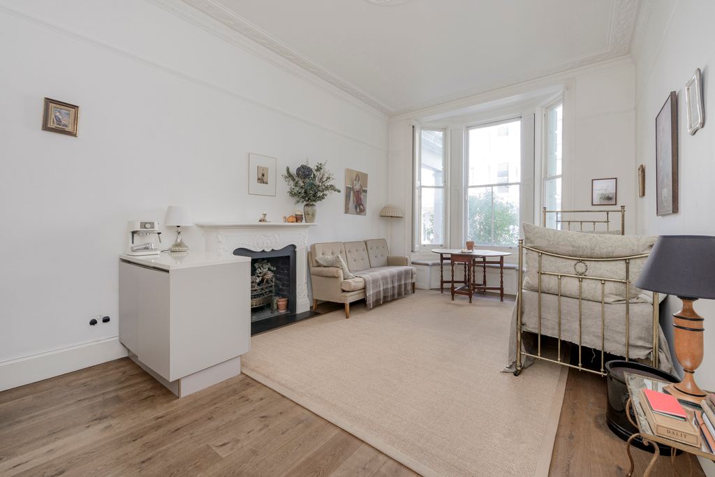 Property photo 3 of 11 Rgf@37 Colville Terrace-9957.Jpg