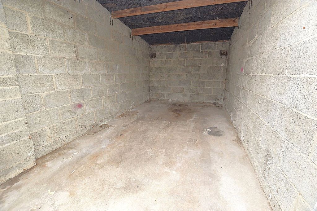 Property photo 2 of 2 Garage Internal