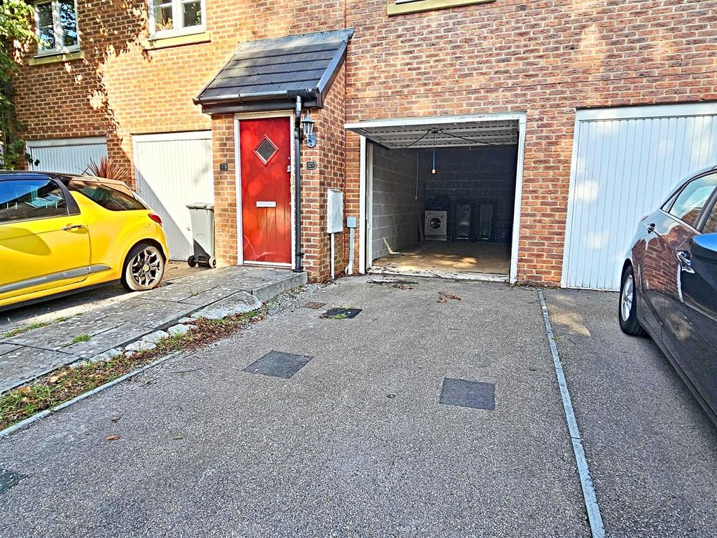 Property photo 2 of 9 Garage