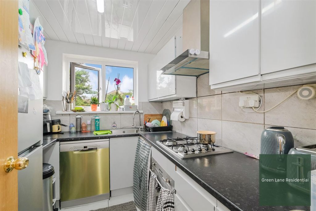 Property photo 2 of 9 348 Chadwell Heath-1.Jpg
