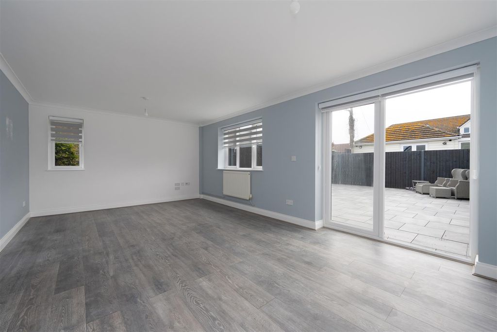Property photo 2 of 22 Faversham Road, Seasalter, Whitstable