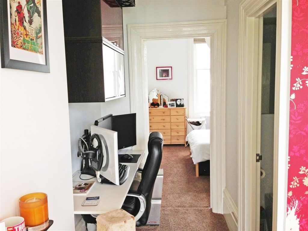 Property photo 2 of 7 Hallway