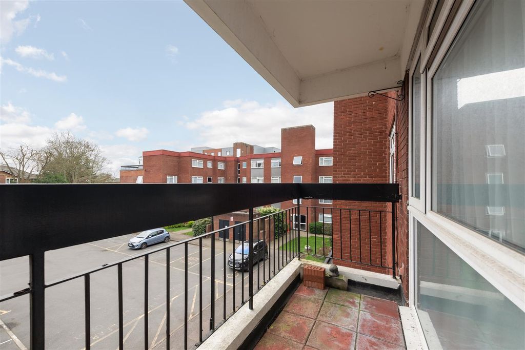 Property photo 2 of 9 Grange Gdns 6.Jpg