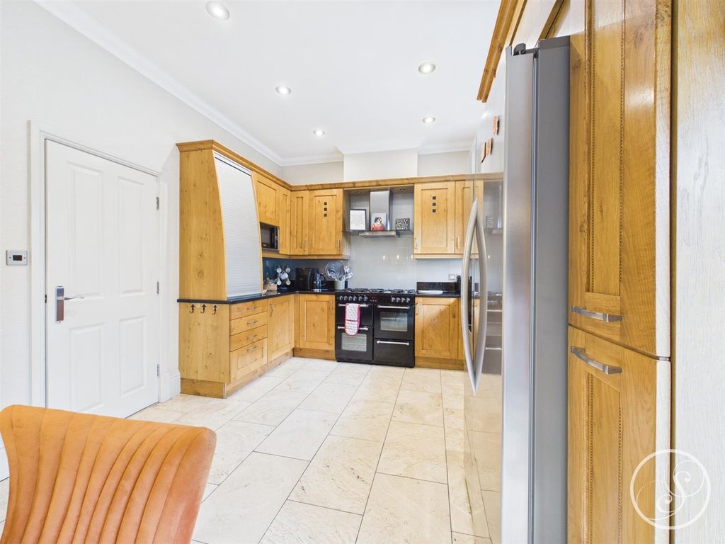Additional image 9 of 3 bed flat for salePark Crescent, Roundhay, Leeds LS8