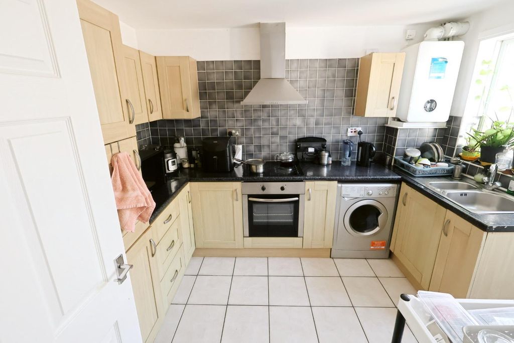 Property photo 3 of 11 Kitchen