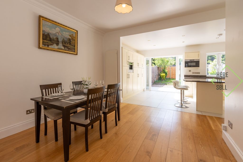 Property photo 3 of 22 77 Warwick Road N11 2Sp-35