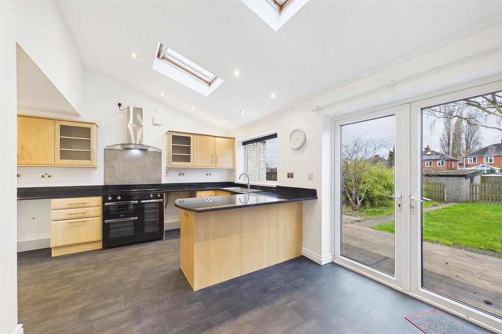 Property photo 3 of 13 Cam03736G0-Pr0246-Still014.Jpg