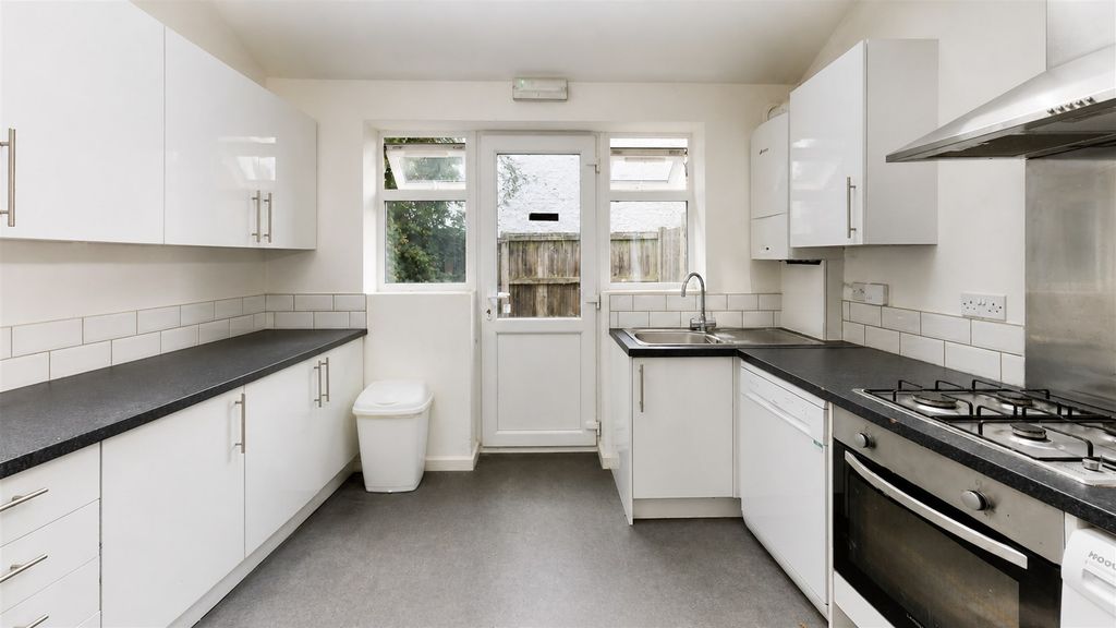 Property photo 2 of 10 Approach