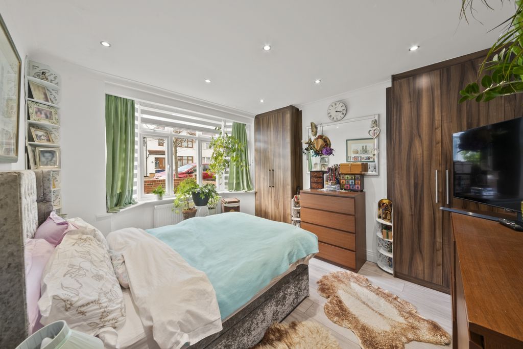 Additional image 5 of 2 bed flat for saleBraund Avenue, Greenford UB6